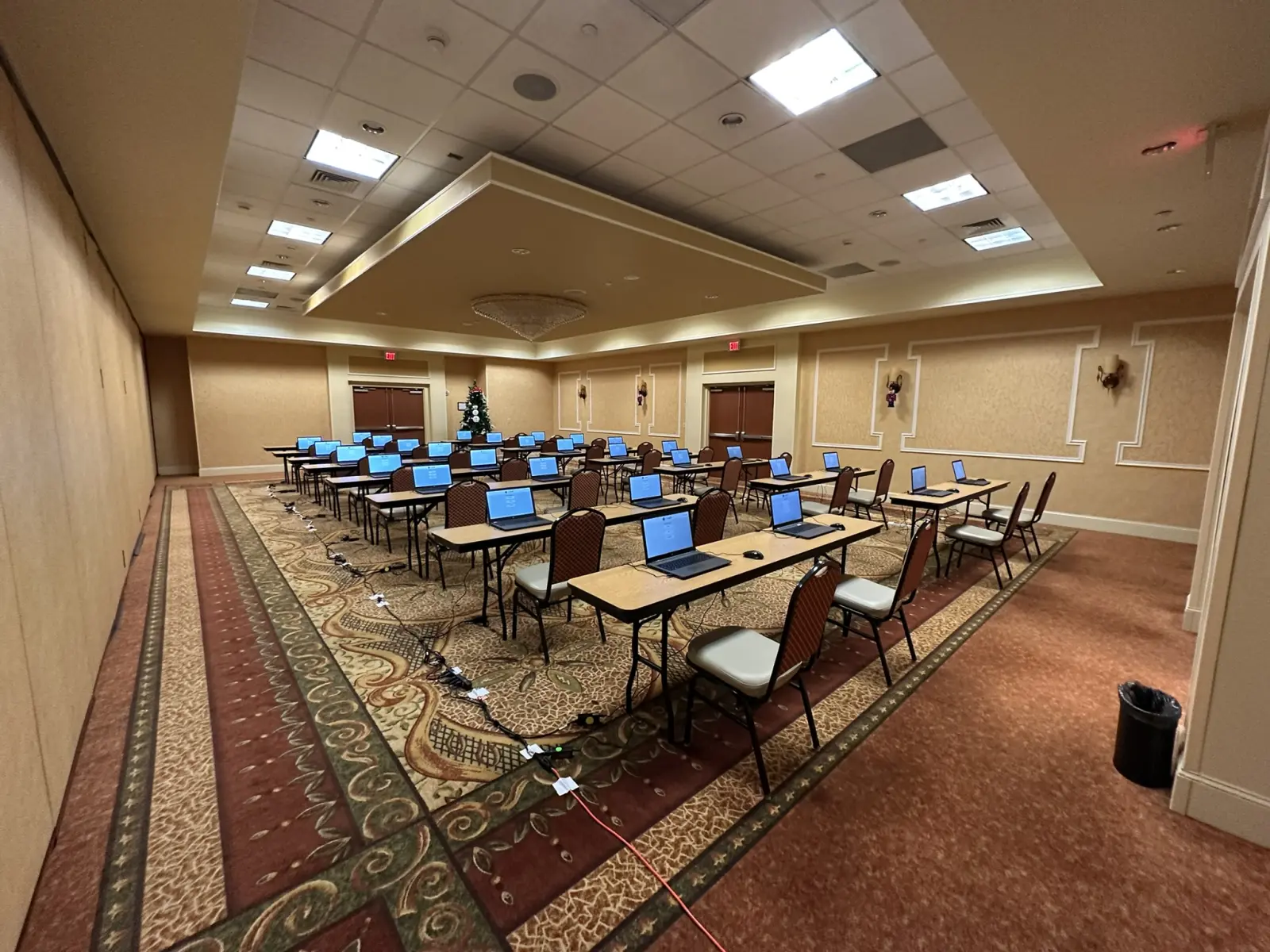 Temporary laptop deployment environment with organized workstation layout